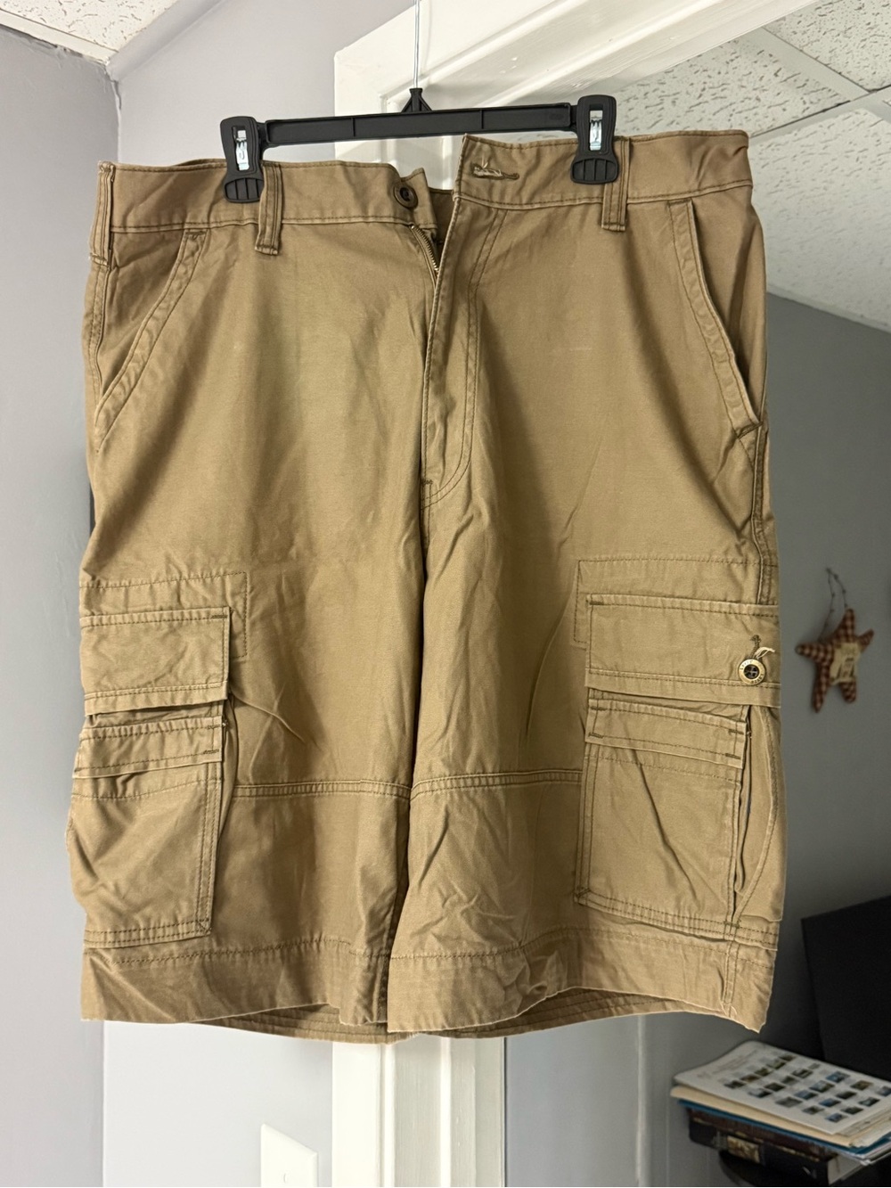 Men's Levi’s Tan Cargo Shorts with Utility Pockets